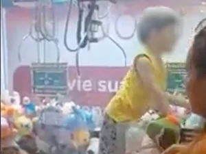 Vídeo: criança fica presa em máquina caça-brinquedos de shopping do RJ