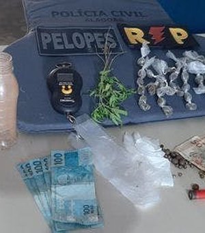 Polícia prende trio e apreende pés de maconha, trouxinhas de maconha e dinheiro, em residência