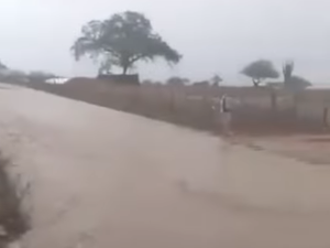 [Vídeo ] Após forte temporal em Canapi,  sangradouro de barragem transborda