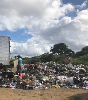 Caminhão é flagrado despejando lixo em terreno baldio em Arapiraca