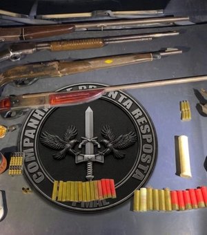 Acusado de homicídio é preso com arsenal de espingardas em Japaratinga