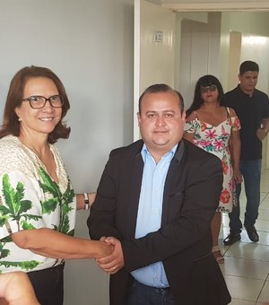 [Vídeo] Léo Saturnino é empossado presidente da Câmara de Vereadores de Arapiraca 