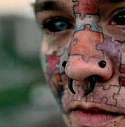 Homem gastou R$ 96 mil com tatuagem no rosto ?Não quero parecer humano