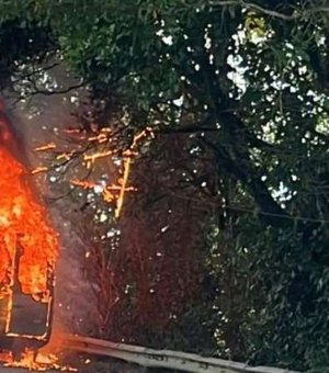Van com turistas a caminho de Maragogi pega fogo e fica destruída em Pernambuco