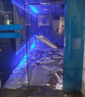 Criminosos explodem agência da Caixa e atacam BB em Porto Calvo