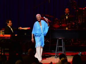 Dionne Warwick quer morar na Bahia após turnê de despedida