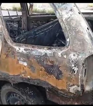 Veículo fica destruído após pegar fogo no bairro Tabuleiro do Martins