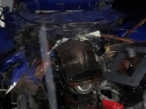 Colisão entre caminhões deixa um morto em Flexeiras