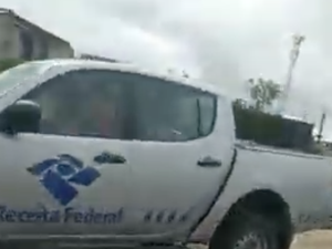 [Vídeo] Carro da Receita Federal é flagrado descartando lixo em terreno baldio do Cabaré Velho