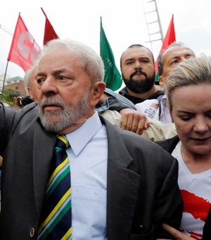 Fachin autoriza comissão de deputados a visitar Lula na prisão