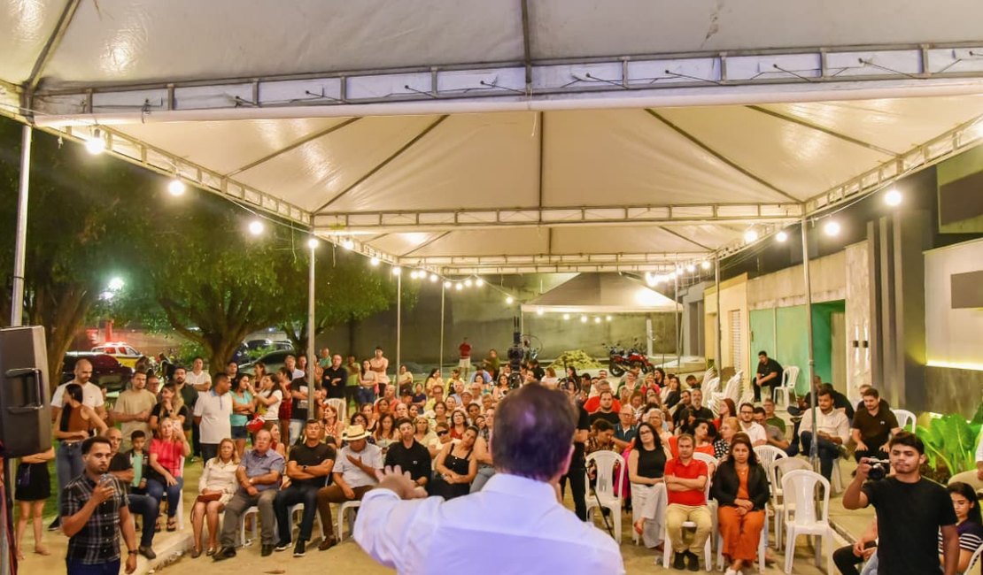 Moradores do Jardim Tropical comemoram pavimentação entregue pelo prefeito Luciano Barbosa