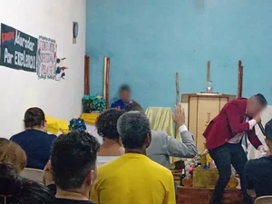Pastor diz que 'praga nenhuma chegará' em igreja, e fiéis ignoram Covid
