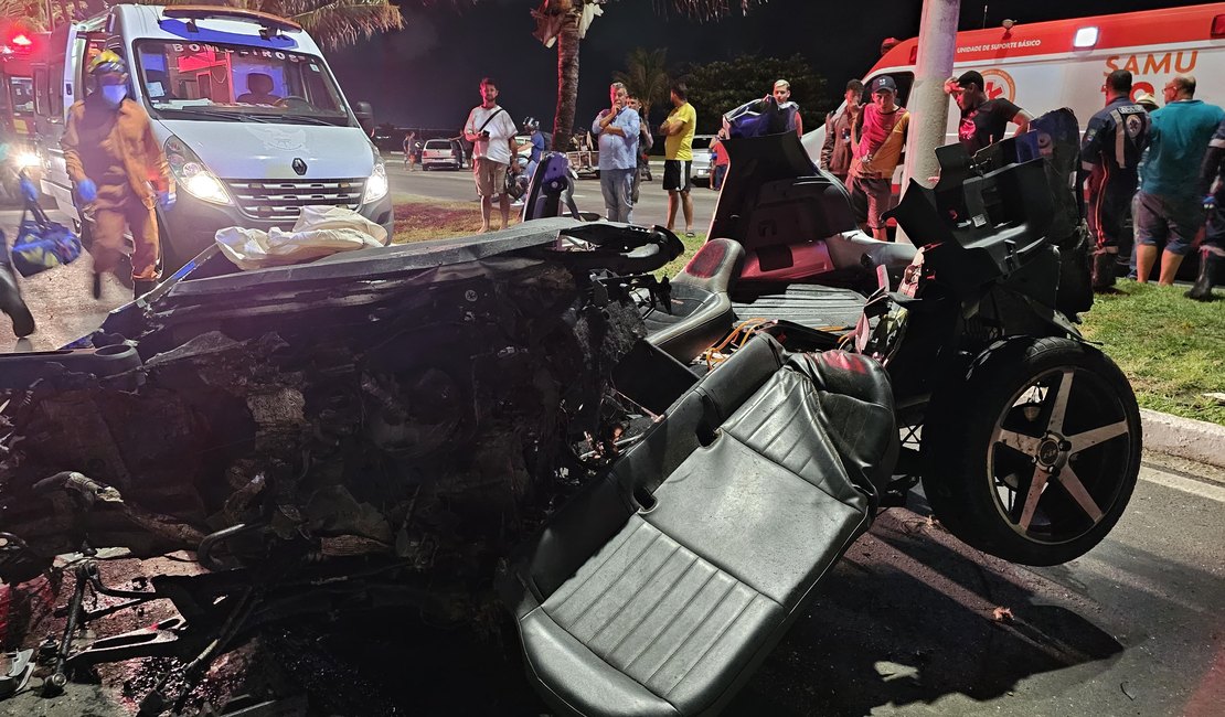 Carro bate contra coqueiro e deixa uma pessoa morta e outra presa às ferragens no Pontal da Barra