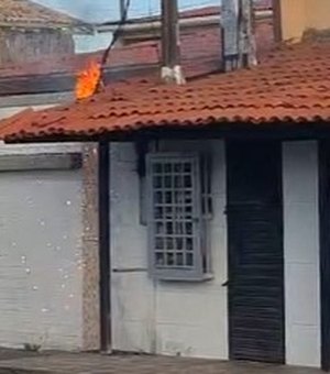 Fogo em contador de energia assusta moradores no Trapiche, em Maceió