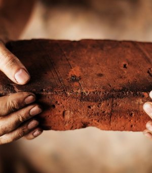 Idosa de 82 anos fica ferida após receber tijoladas em Palmeira dos Índios