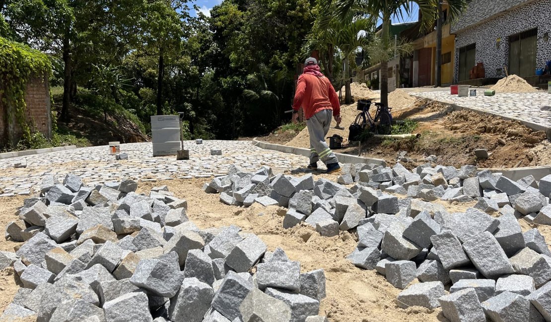 Prefeitura de Maceió pavimenta mais uma rua no bairro do Barro Duro