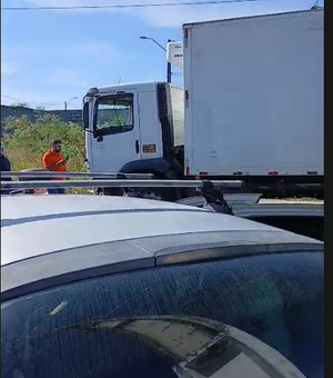 Homem sofre mal súbito e colide carro contra caminhão na Cidad﻿﻿﻿e Universitária, em Maceió