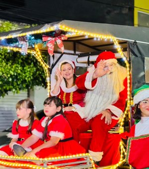 Prefeito de Junqueiro volta a surpreender e aparece como Papai Noel no acendimento das luzes natalinas