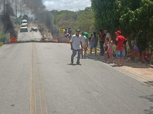 Sem água em casa, moradores de Poço das Trincheiras protestam e interditam o trânsito