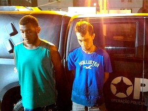 Dois jovens são presos com droga escondida dentro de mochila infantil