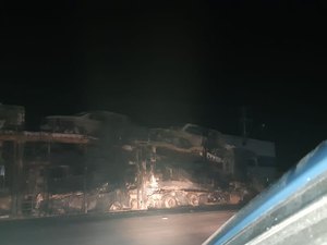 [Vídeo] Incêndio destrói caminhões-cegonha carregados com veículos na BR-101