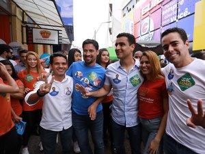 Rodrigo Cunha arrasta multidão ao lado de JHC no centro de Maceió