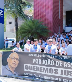 Servidores da Sefaz-AL pedem justiça por João de Assis em protesto em Maceió