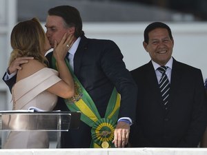 Michelle Bolsonaro quebra protocolo, discursa em libras e beija o presidente