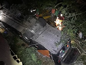Ônibus com time de futebol cai de ponte e deixa mortos e feridos na BR-116