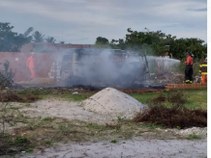 Kombi do SAAE de Penedo pega fogo, no bairro Vila Matias