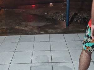 Arapiraca: Condutora bate em dois veículos e vai parar em muro de residência