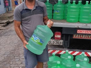 Empresa doa depósito de água mineral à família vítima das enchentes em Marechal