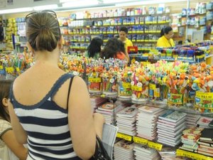 Confira dicas para economizar e itens proibidos na lista de material escolar