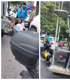 [Vídeo] Motociclista fica ferido após colidir contra carro e ser atropelado por caminhão