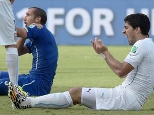 Fifa abre processo contra Suárez após mordida em zagueiro italiano