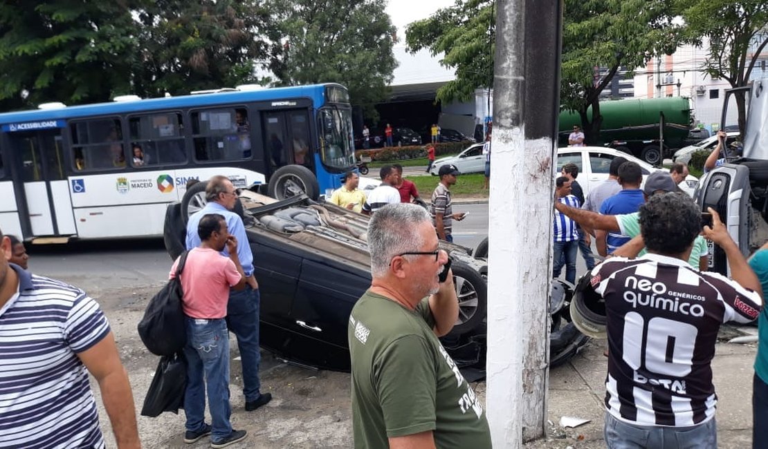 [Vídeo] Capotamento de veículos complica trânsito na Avenida Fernandes Lima