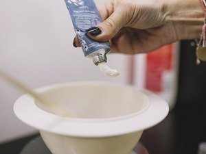 Tinta de cabelo e alisadores estão associados a câncer, sugere estudo