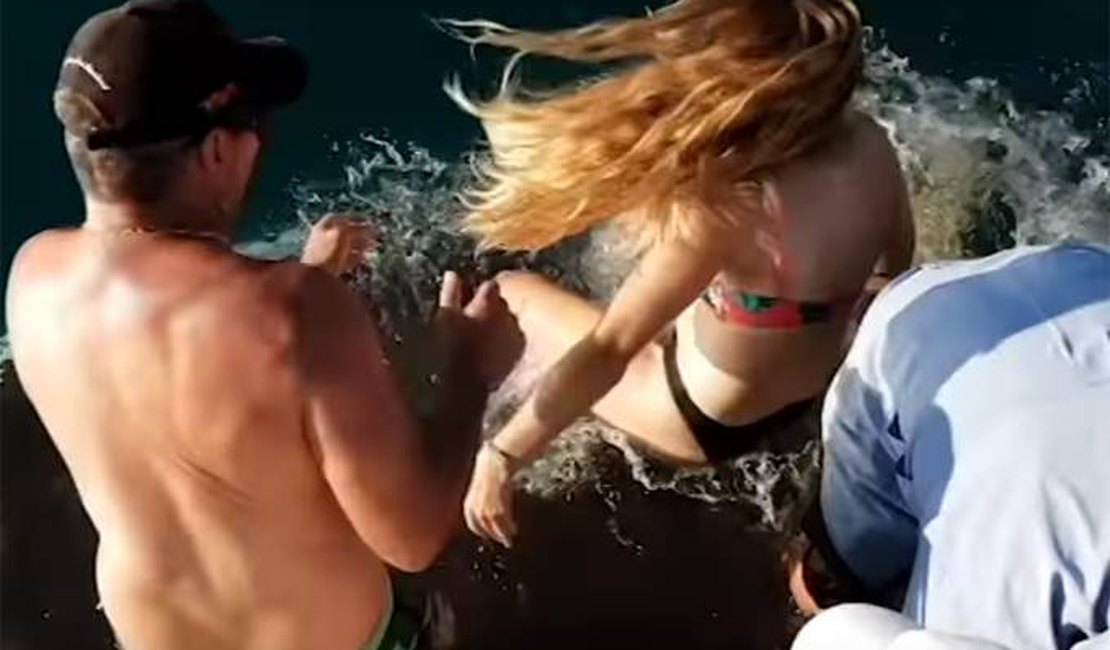 [Vídeo] Mulher é puxada para o mar por tubarão quando o alimentava