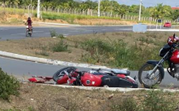 Parentes do jovem que morreu em acidente na AL-220 em Arapiraca tentam encontrar moto da vítima