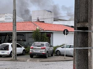 Curto-circuito provoca princípio de incêndio em clinica no bairro Farol