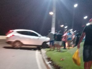 Veículo sai da pista e colide com poste de luz em Campo Alegre