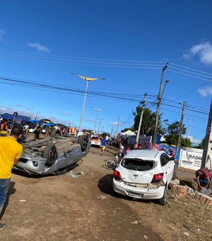 Homem em retroescavadeira arrasta carros e motos após festa no interior do Ceará e é preso