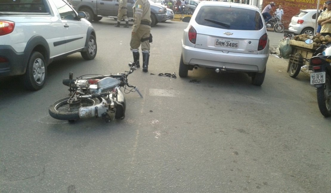 Condutor  de cinquentinha colide em veículo no Centro de Arapiraca