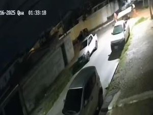 Câmera flagra furto de portão de ferro durante a madrugada na Jatiúca