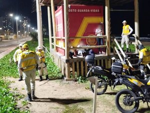Trio é flagrado com maconha após comportamento suspeito na orla de Jacarecica, em Maceió