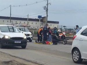 Motociclista fica ferida após colisão com carro na AL-220, em Arapiraca