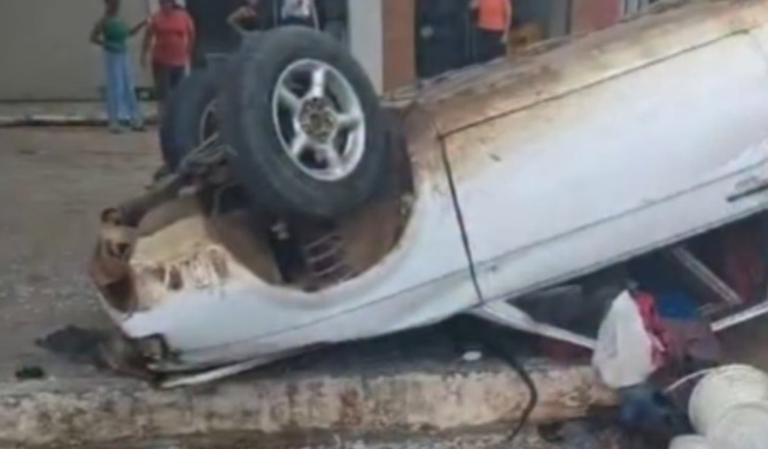 Carro capota em estrada da zona rural de Palmeira dos Índios