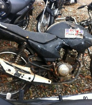 Motocicleta roubada foi encontrada dentro de barragem no Agreste