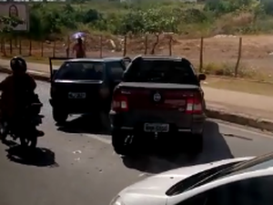 Carro perde freio causa colisão na Avenida Márcio Canuto, em Maceió