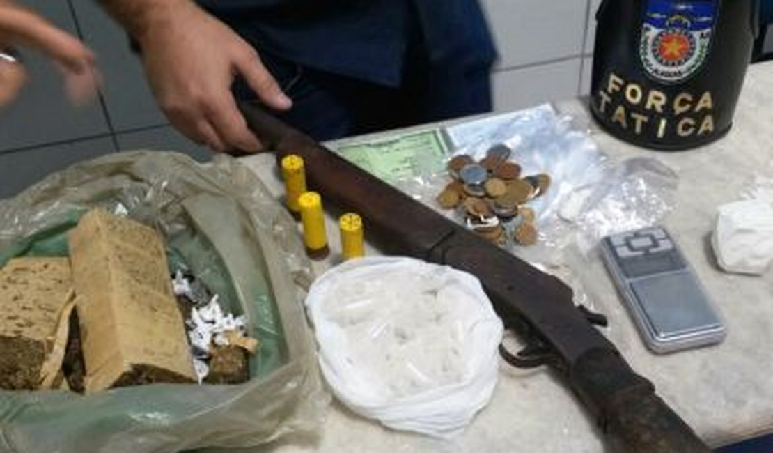 Polícia flagra traficante vendendo drogas na porta de residência na Santa Lúcia